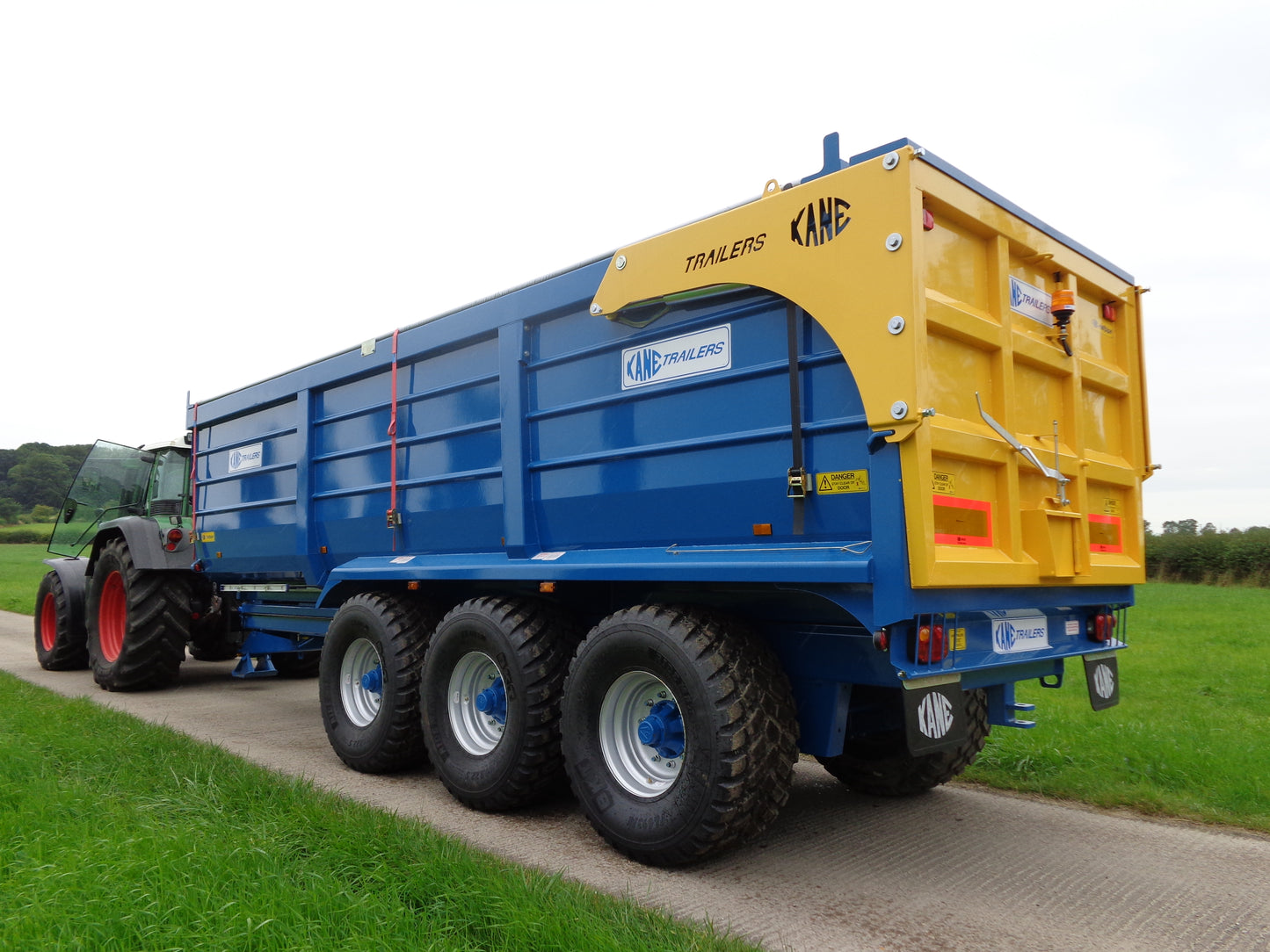 KANE M807 DREIACHSIGER GETREIDE-/SILAGEANHÄNGER.