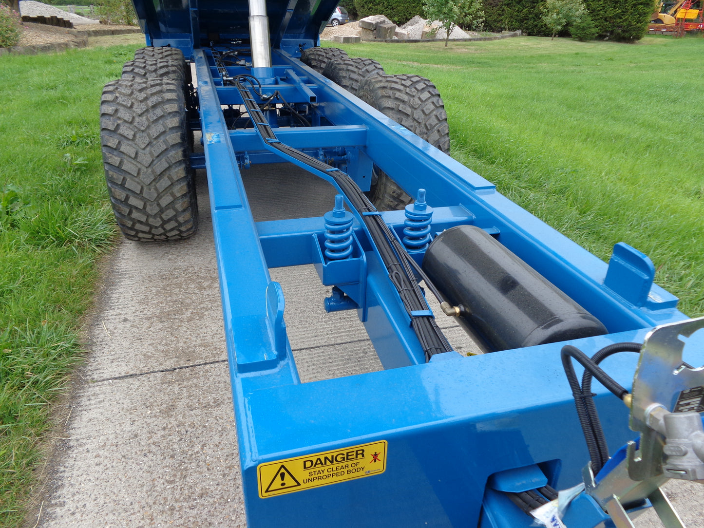 KANE M807 DREIACHSIGER GETREIDE-/SILAGEANHÄNGER.