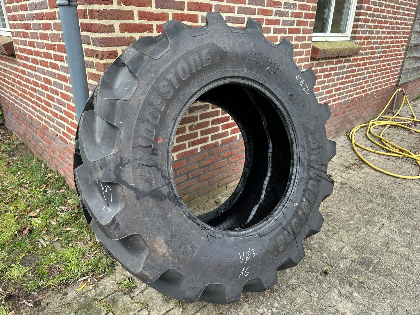 BRIDGESTONE BANDEN SET 540/65 - 28 TYPE VX - R NIEUW