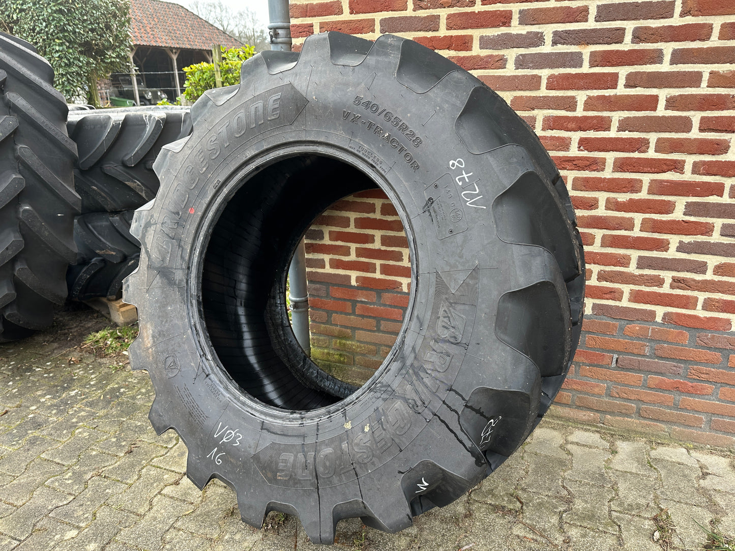 BRIDGESTONE BANDEN SET 540/65 - 28 TYPE VX - R NIEUW
