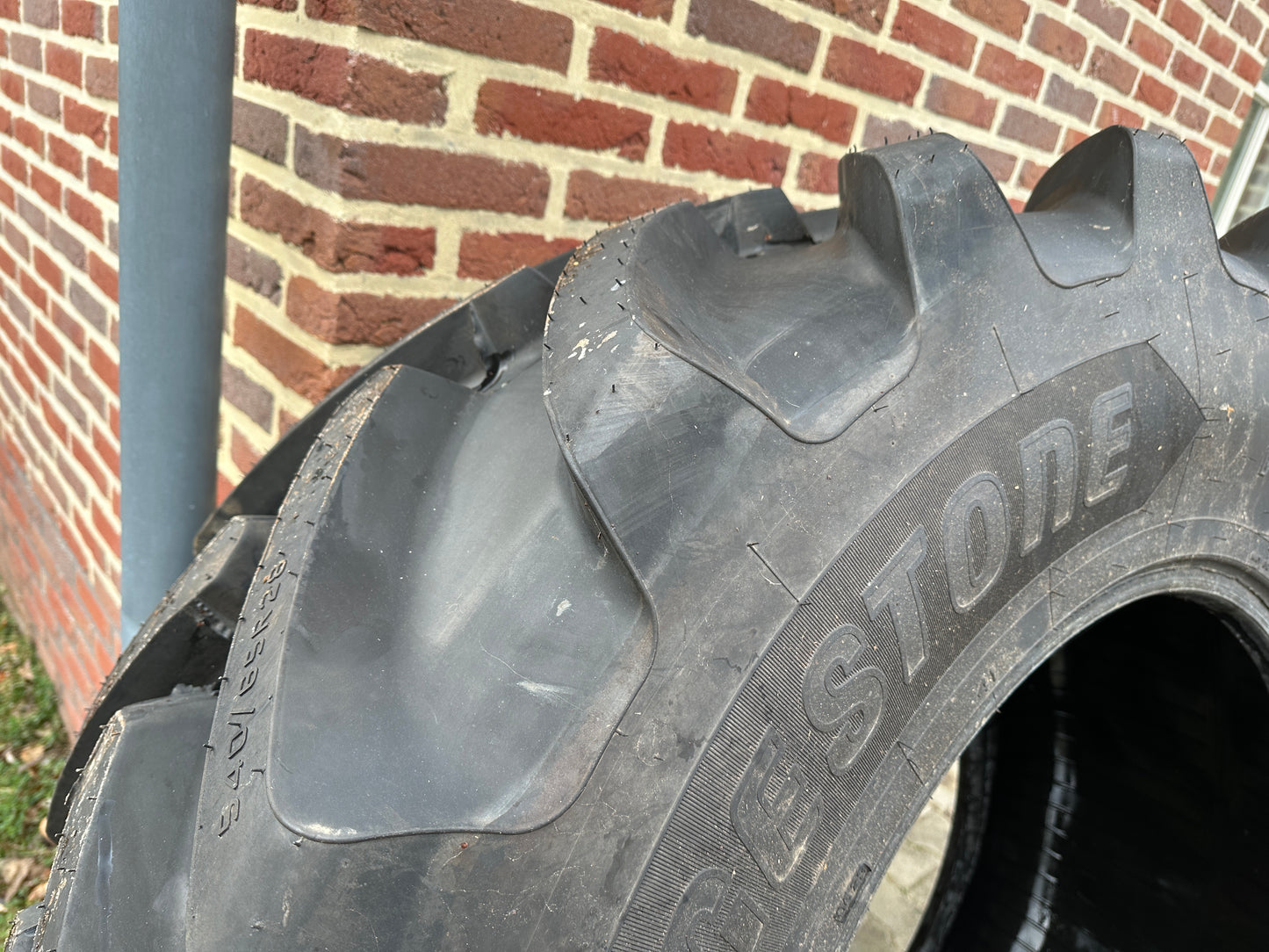 BRIDGESTONE BANDEN SET 540/65 - 28 TYPE VX - R NIEUW