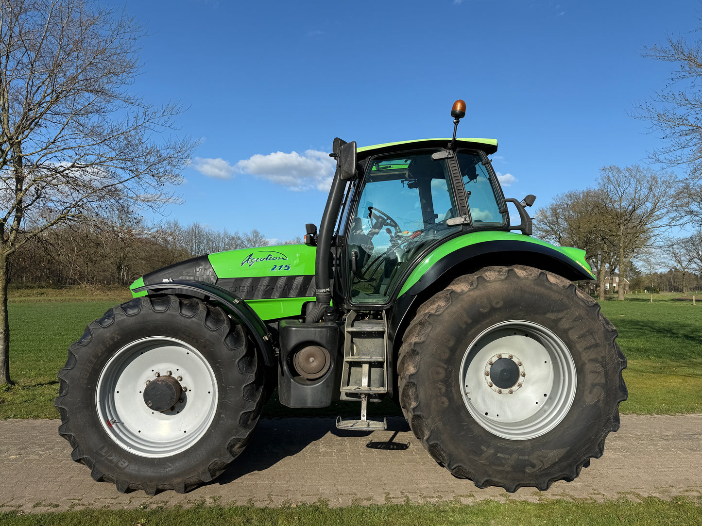 Deutz-Fahr Agrotron 215 Met fronthef en PTO