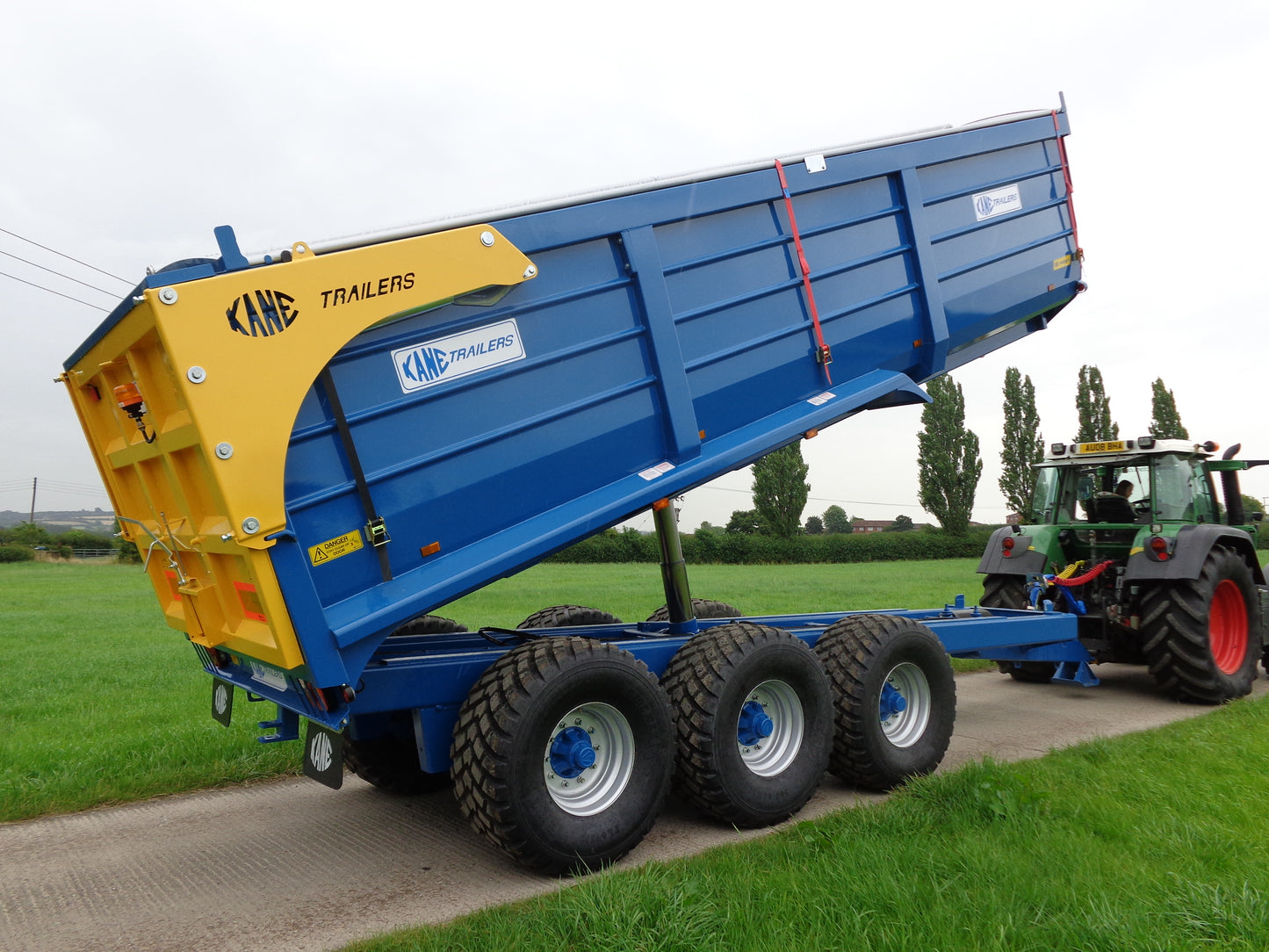 KANE M807 DREIACHSIGER GETREIDE-/SILAGEANHÄNGER.